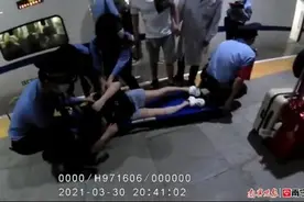 女乘客独自乘动车到南宁过节，途中突然全身发抖瘫倒在地……图片