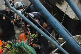 早安·世界｜泰国曼谷一民房发生火灾后突然坍塌，致5人遇难图片