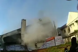 47秒｜泰国曼谷失火楼房坍塌一幕视频公布 已致5人死亡或仍有多人被埋视频封面