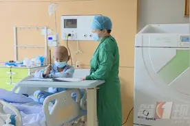 “哥哥不怕，我来救你了”3岁男童千里赴深，用骨髓救哥哥图片