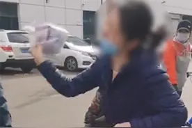 女子欲将超市购物车推回家，遭阻拦后竟报警称被抢孩子，围观者哄笑：奇葩！视频封面