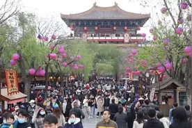 清明上河园回应上万游客涌入石桥“拥堵”：有限流，未达上限视频封面