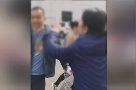 53秒｜女子报警称有人劫持孩子 围观群众：她想把购物车推回家视频封面