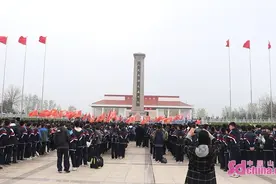 菏泽一中八一路校区举行“缅怀先烈 致敬英雄”学生远足活动图片