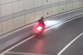 一男子隧道内骑车自撞身亡，警方：骑手醉驾且未戴安全头盔视频封面