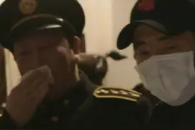 61岁倪大红拍戏中途身体不适 手捂胸口缓解引人担忧图片