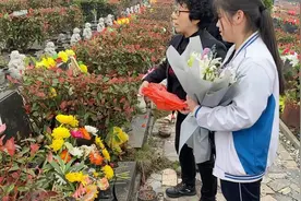 浙江衢州民警牺牲后，帮扶的贫困生已成其母“孙女”一同扫墓视频封面