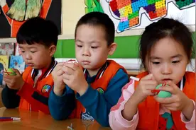 60秒｜讲故事、画彩蛋…幼儿园小朋友游戏中感受民俗文化魅力图片
