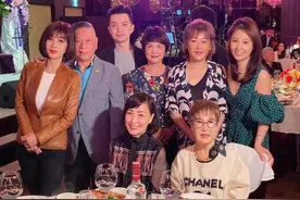 林心如霍建华合体出席林妈妈70岁寿宴 夫妻俩笑容灿烂图片