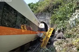台铁脱轨列车记录仪画面初步解读完毕！显示工程车先横在轨道图片