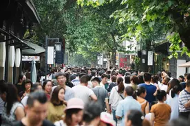 火爆！清明假期国内多个景点人山人海，景区门口排“长龙”，酒店满房，文创产品卖断货…图片