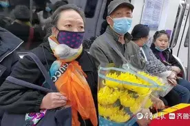 70岁退伍军人手捧鲜花返乡为父母扫墓，父亲是济南抗战老兵图片