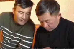新疆牧民在家用北斗放牛，网友为BBC“连夜赶稿”图片
