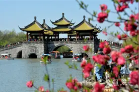 天晴朗，游客尽享瘦西湖美好春光图片