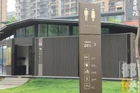 西安一公厕里有了淋浴房 24小时热水扫码即洗图片