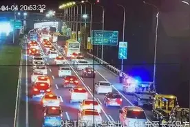 上海市交通委指挥中心：目前长江隧桥往市区方向拥堵较严重图片