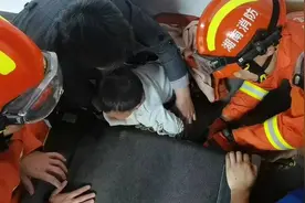 儿童要远离跑步机！张家界5岁男童和外公去健身，从跑步机掉落后被卡图片