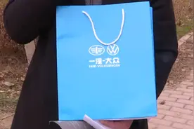 一汽大众东营锐众4S店不给合格证 60辆新车成“废铁”图片