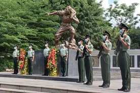 武警海南总队训练基地后勤专业训练队清明祭英烈图片