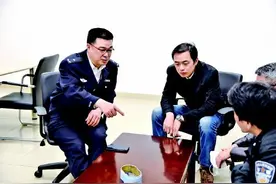 鞠躬尽瘁驱散城市阴霾图片