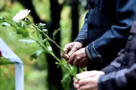 “每卖出一块墓地，我就成了逝者家属的陪聊”，90后公墓管理员：帮助他们，同死亡这事和解图片