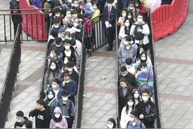 清明假期湖南迎来不少游客，有人去岳麓山听红色故事，约好每年来听革命英雄的故事图片