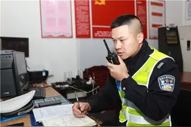 4岁时消防员父亲在救火中牺牲，小伙长大后选择成为交警：流着父亲的血感觉很自豪图片