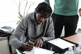 官方：雄鹿与朱-霍勒迪签下一份多年提前续约合同图片