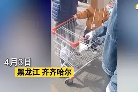 女子购物后用1元“押金”想推走推车，被拦后怒怼：1元送你买花圈图片