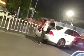 视频疯传！男子从汽车后备箱拔出一把枪？官方通报来了图片