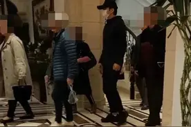 网友偶遇邓超带家人聚餐 邓妈妈打扮优雅气质不凡图片