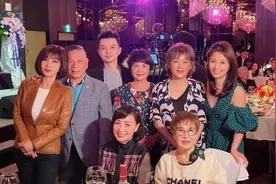 岳母庆70岁大寿 霍建华带林心如祝贺笑容灿烂图片