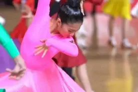 马伊琍文章女儿拉丁舞比赛画面曝光 舞姿专业优美图片