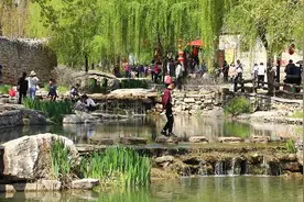 56秒｜清明时节春意盎然 邹城上九山古村游客纷至沓来视频封面