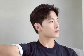 杨洋晒照侧颜轮廓优越 下颚线绝美引人羡慕图片