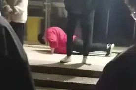 好大的官威！学生会干部辱骂、体罚同学，还要求淋雨听其训话？校方回应图片