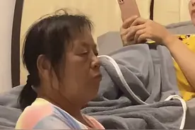 揪心！母亲得知女儿已是癌症晚期后，默默守在女儿床边一言不发“想哭也不敢哭”图片
