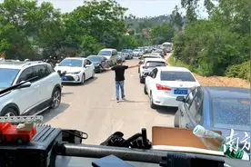 湛江吴川：火情紧急，热心群众为消防车“开路”图片