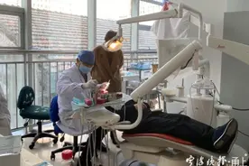 宁波20岁小伙一开口医生都吓一跳 牙齿几乎全烂 这个习惯很多人都有图片