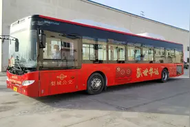 库尔勒市公交车变身党史学习移动阵地图片