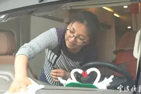 宁波一女医生为节省上下班时间，房车停到医院门口每周住五天图片