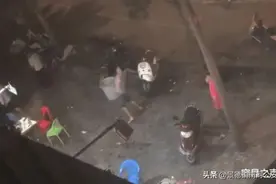 广西玉林城区新民路，一夜宵摊凌晨两三点被泼水，扔酒瓶还击图片