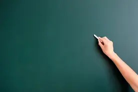 老师教唆学生打学生，是更阴险恶劣的体罚图片