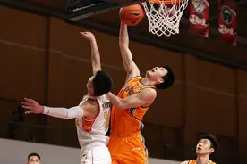 弗雷戴特复出上海不敌深圳 沈梓捷21+14伯顿18分图片