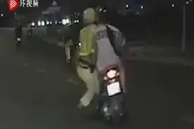 越南一警察为追逃罚单骑手 被挂在行驶的摩托车上拖行图片