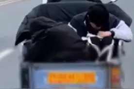 你努力的样子真美！少年三轮车上顶风学习图片