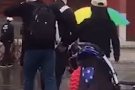 爸妈手牵手游故宫，宝宝雨中推车紧跟，网友：果然孩子是意外图片