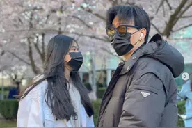陈坤儿子晒与美女樱花树下合照 赞妹妹：天生丽质图片