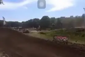 阿根廷23岁独臂摩托车手比赛中摔倒后被其他参赛者碾压死亡图片