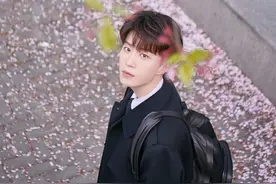 范丞丞晒春日樱花写真 演绎树下美男子图片